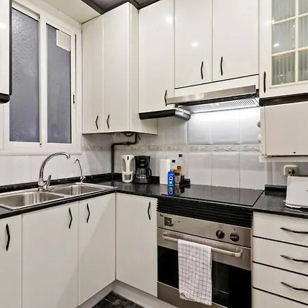 Cozy 3 Bedroom Flat With Balcony Close To Plaza Espana! Apartment Barcelona