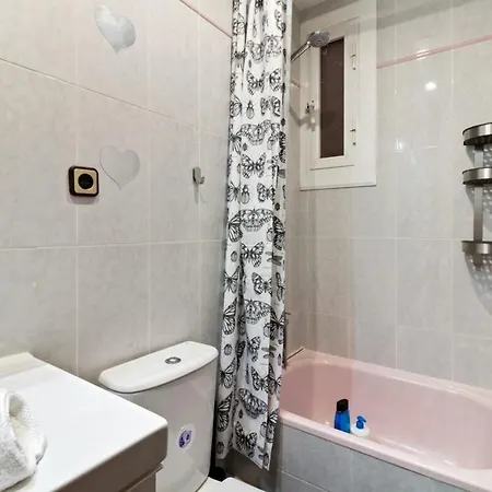 Apartment Cozy 3 Bedroom Flat With Balcony Close To Plaza Espana! *
